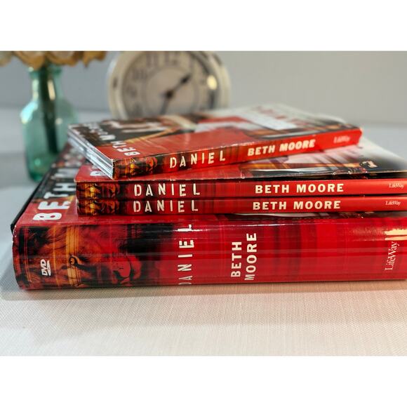 Daniel Lives of Integrity Words of Prophecy Beth Moore DVDE bible study - Picture 1 of 3